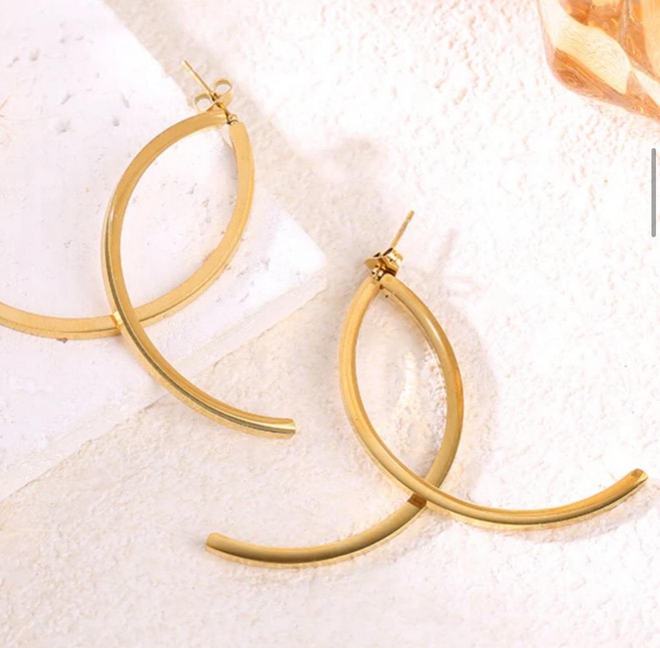 ✨Boucles d’oreilles dorées croisées – Élégance moderne✨