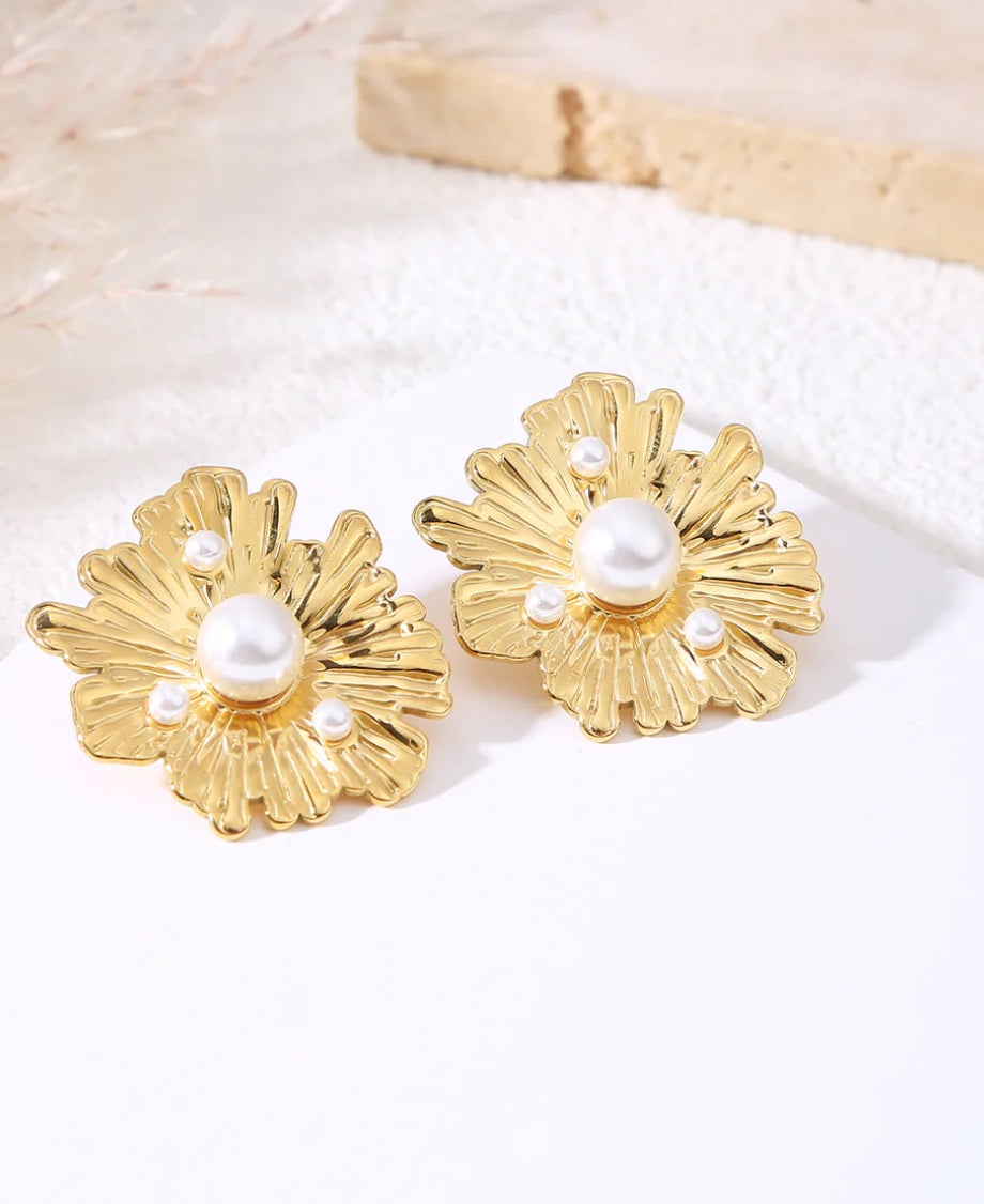 ✨ Boucles Fleur Dorée & Perle – Éclat Solaire Élégant ✨